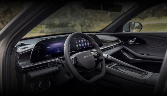 Volante D-Shape y consola central envolvente